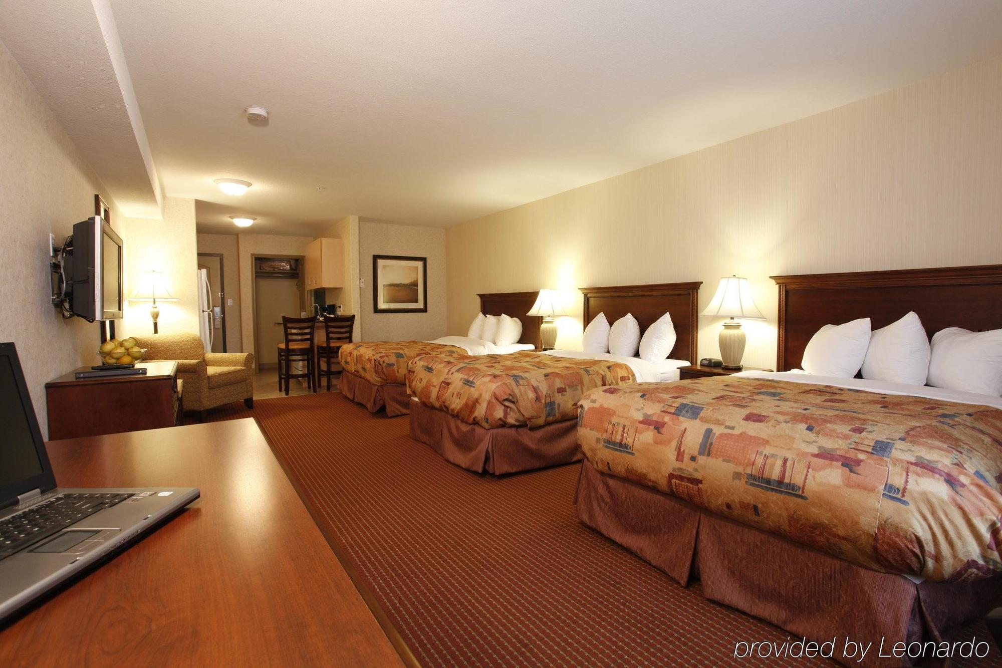 Pomeroy Inn And Suites Chetwynd Екстер'єр фото