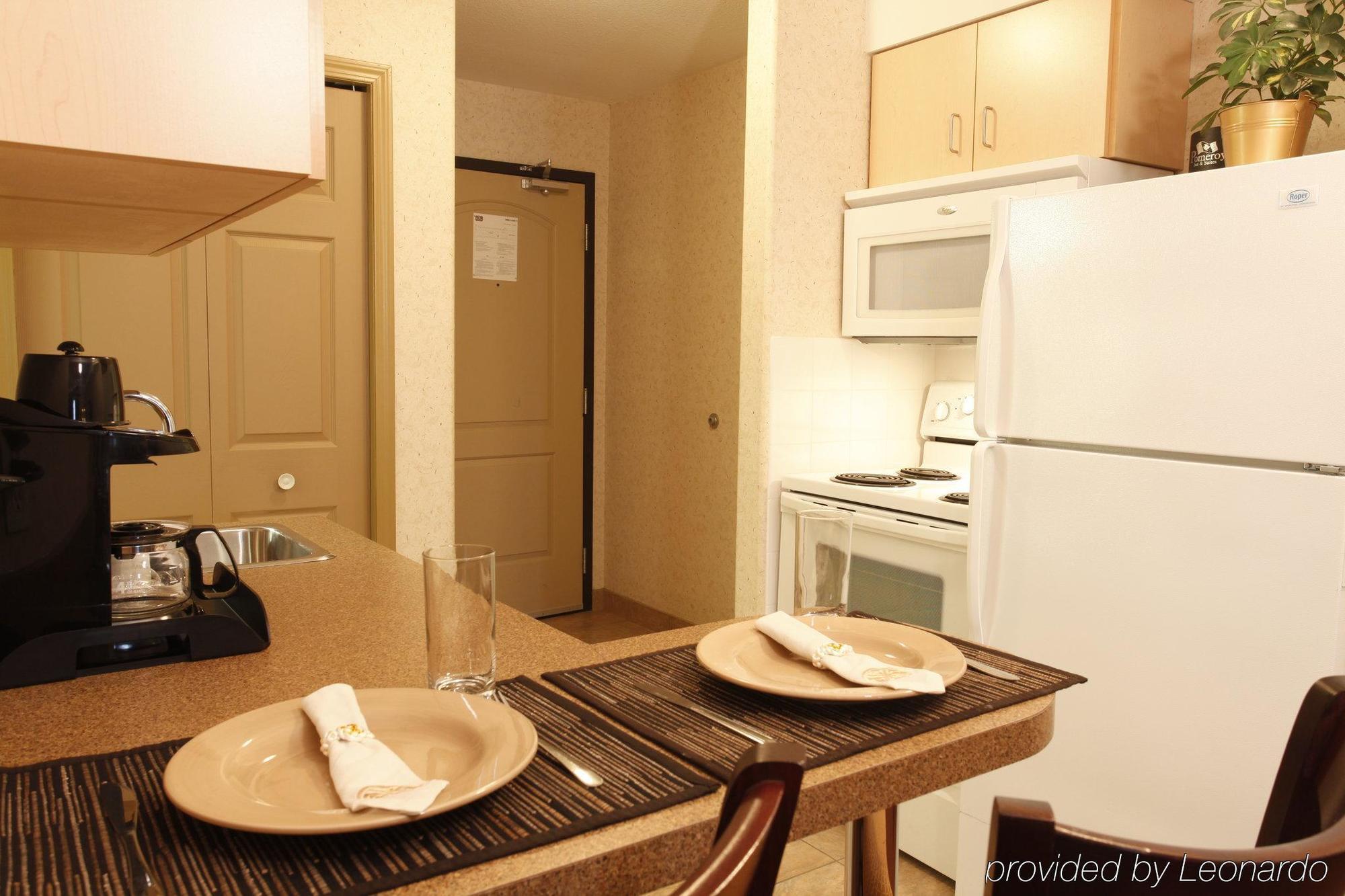 Pomeroy Inn And Suites Chetwynd Екстер'єр фото