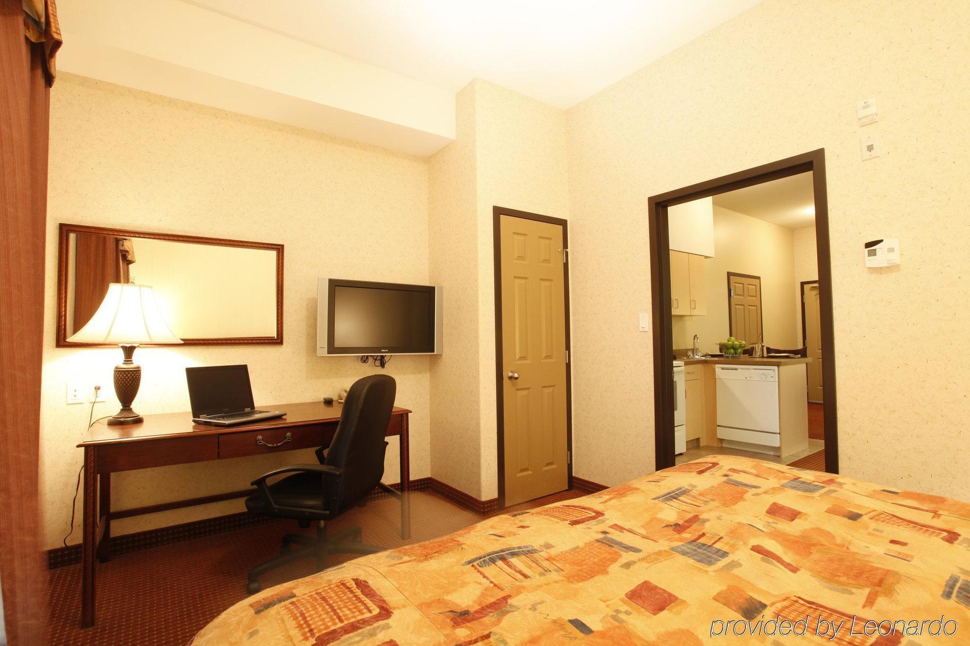 Pomeroy Inn And Suites Chetwynd Екстер'єр фото
