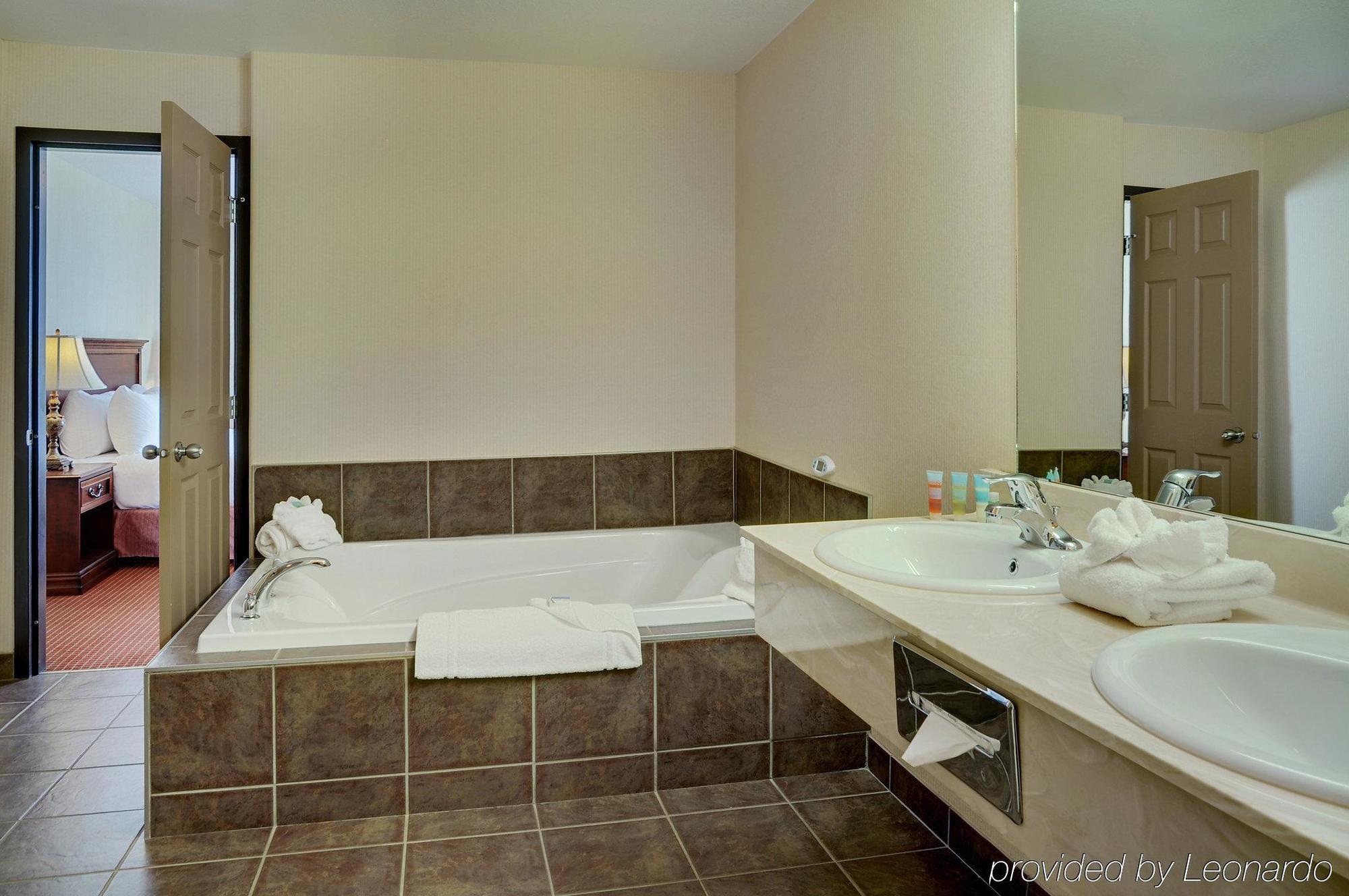Pomeroy Inn And Suites Chetwynd Екстер'єр фото