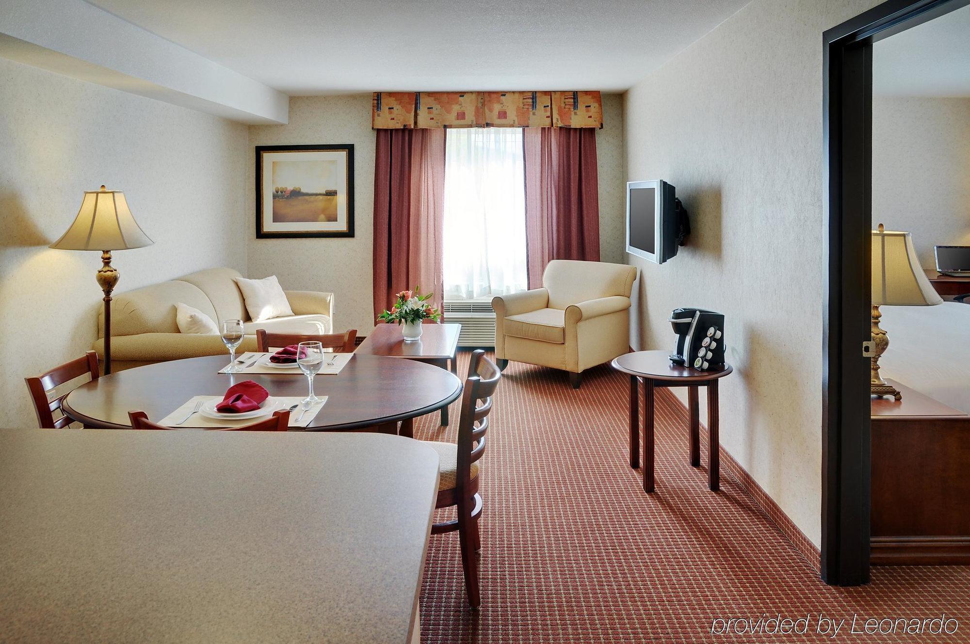 Pomeroy Inn And Suites Chetwynd Екстер'єр фото