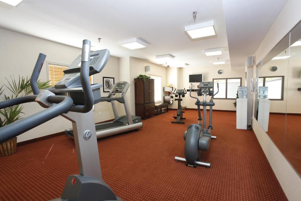 Pomeroy Inn And Suites Chetwynd Екстер'єр фото