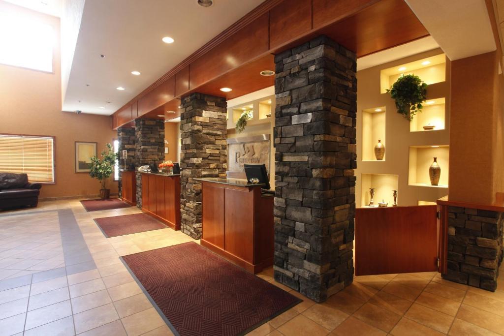 Pomeroy Inn And Suites Chetwynd Екстер'єр фото