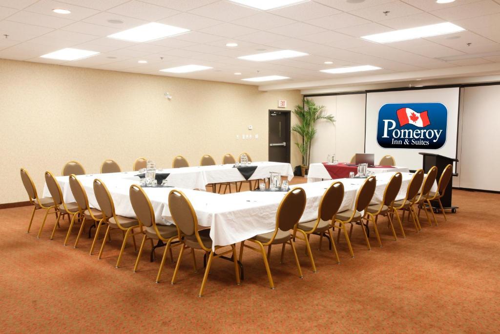 Pomeroy Inn And Suites Chetwynd Екстер'єр фото