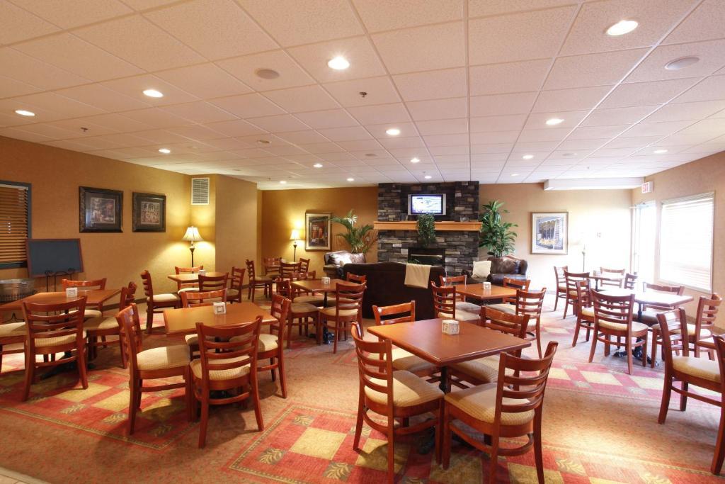 Pomeroy Inn And Suites Chetwynd Екстер'єр фото