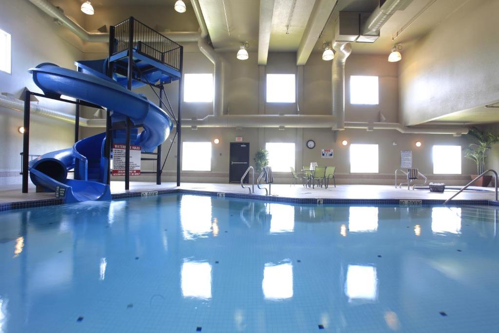 Pomeroy Inn And Suites Chetwynd Екстер'єр фото
