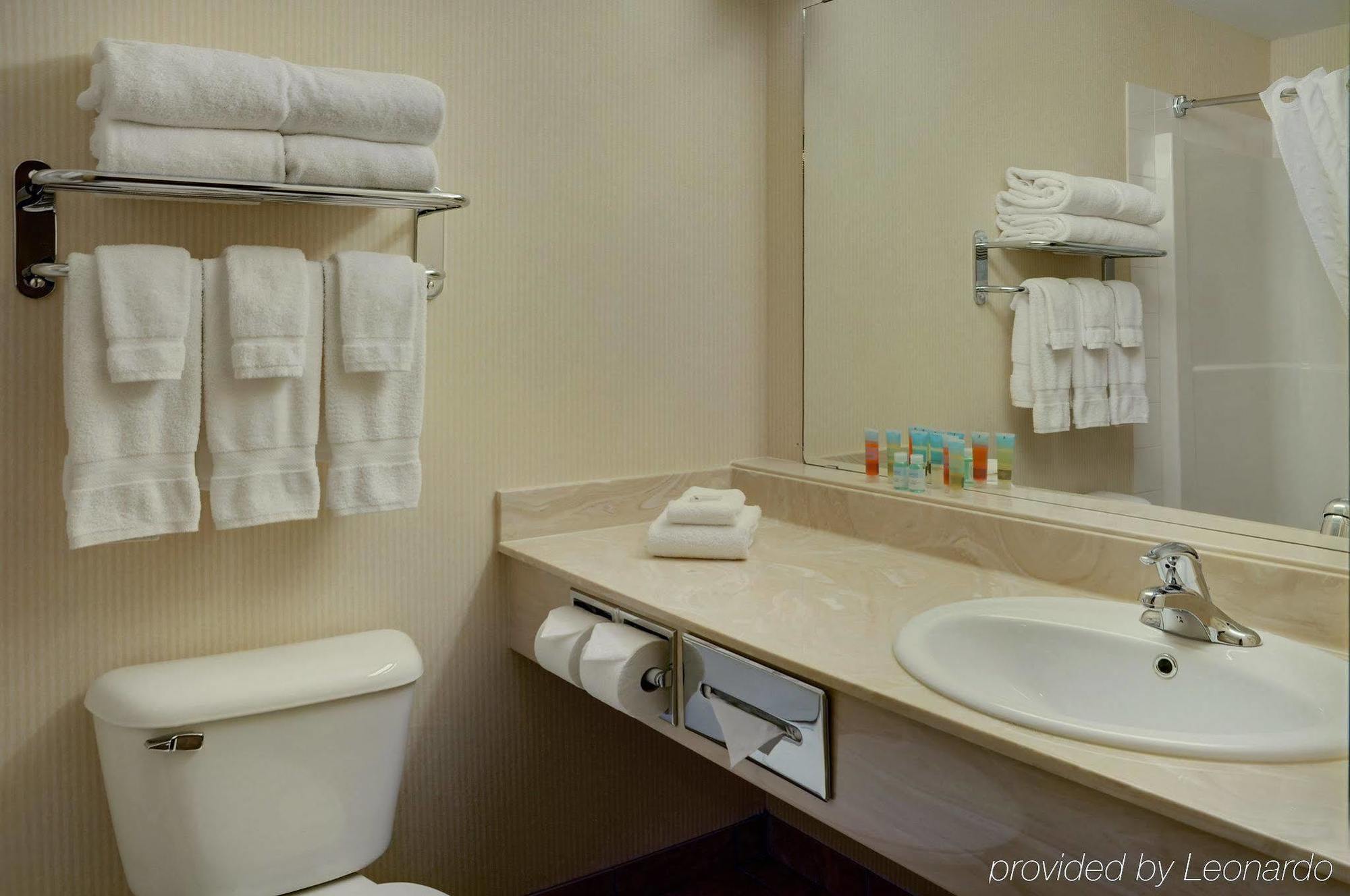Pomeroy Inn And Suites Chetwynd Екстер'єр фото