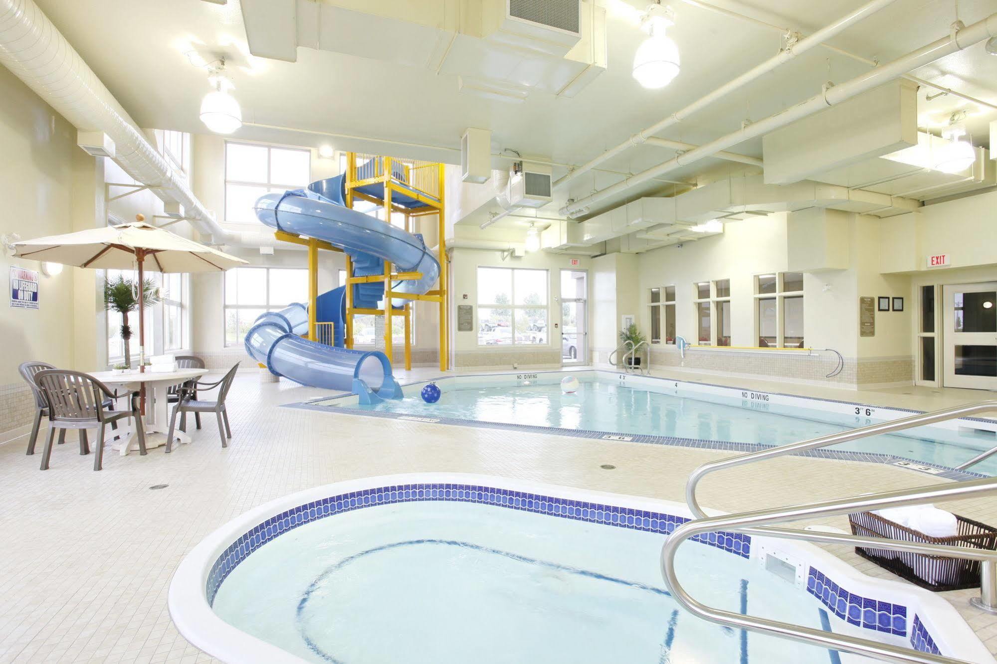 Pomeroy Inn And Suites Chetwynd Екстер'єр фото