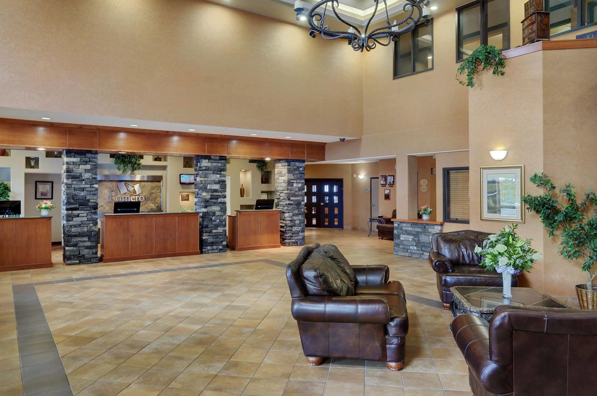 Pomeroy Inn And Suites Chetwynd Екстер'єр фото