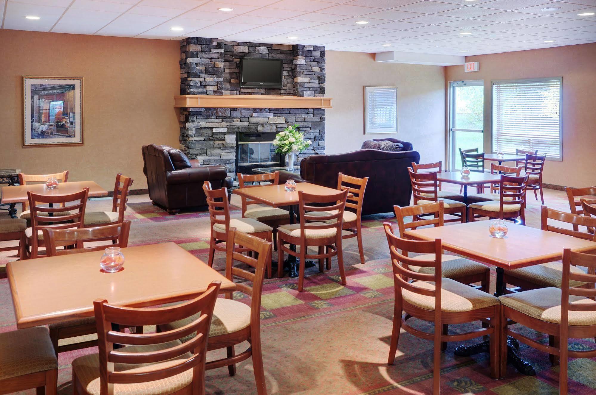 Pomeroy Inn And Suites Chetwynd Екстер'єр фото