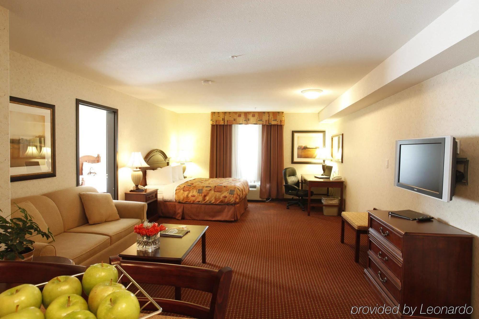 Pomeroy Inn And Suites Chetwynd Екстер'єр фото