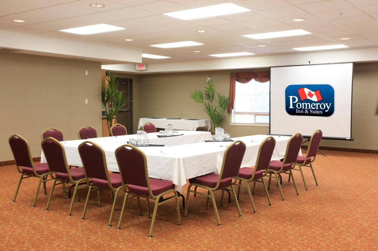 Pomeroy Inn And Suites Chetwynd Екстер'єр фото
