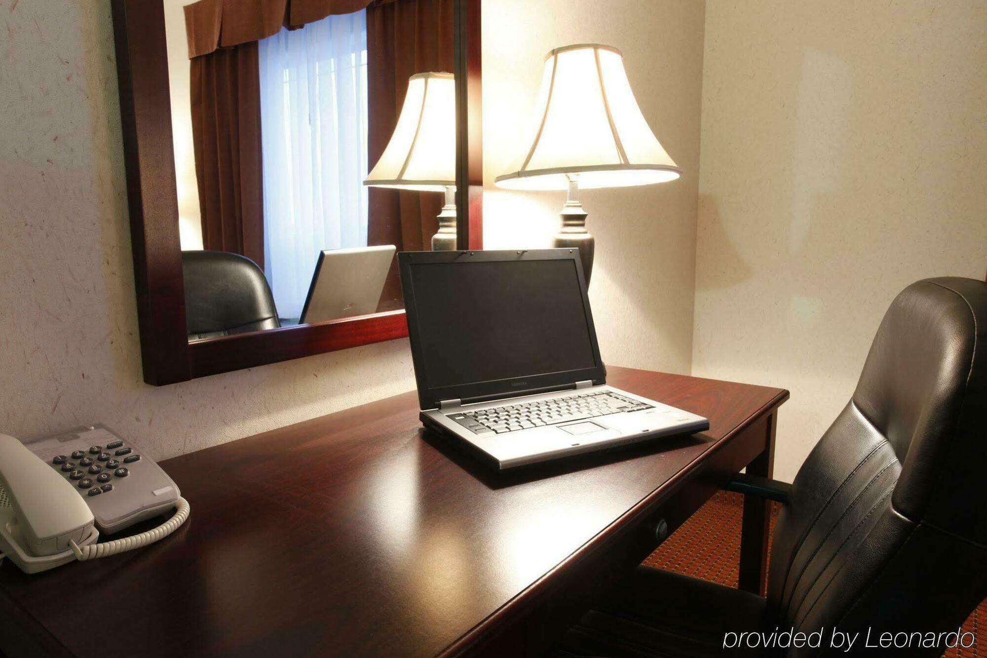 Pomeroy Inn And Suites Chetwynd Екстер'єр фото